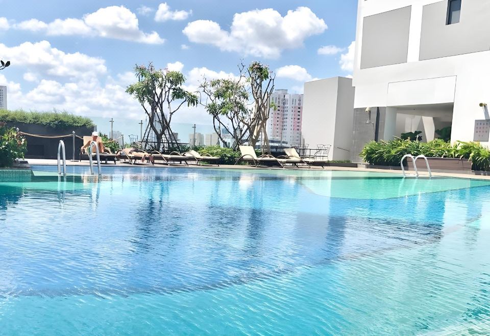 Rivergate Garden Pool Signature Images