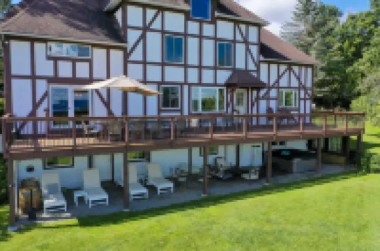 Rent an entire lake-view estate in the heart of wine country!