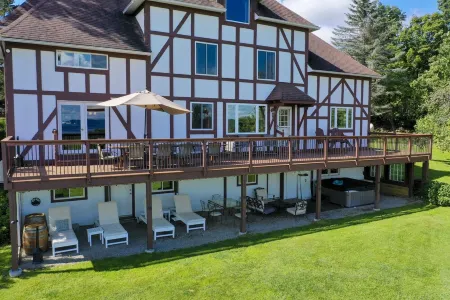 Rent an entire lake-view estate in the heart of wine country!