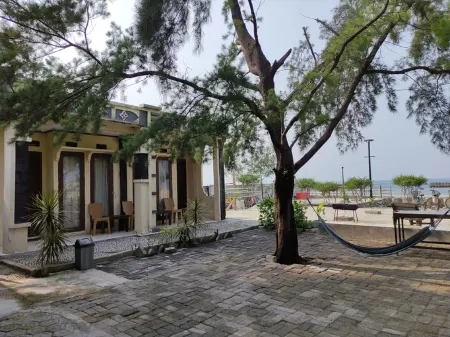 Charlie Homestay Pulau Tidung Отели в г. Округ Тысячи Островов