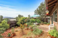 Peaceful Sedona retreat in Red rocks and pine trees