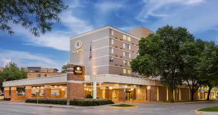 DoubleTree by Hilton Madison Downtown Отели рядом с достопримечательностью «Аллайант Энерджи Сентер»