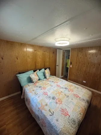 Just a couple minute paddle to hospital hole in Weeki Wachee. Pet friendly. Отели рядом с достопримечательностью «Уики Уэши Спринг»