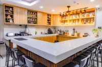 Coastal Breeze Hotel - bar