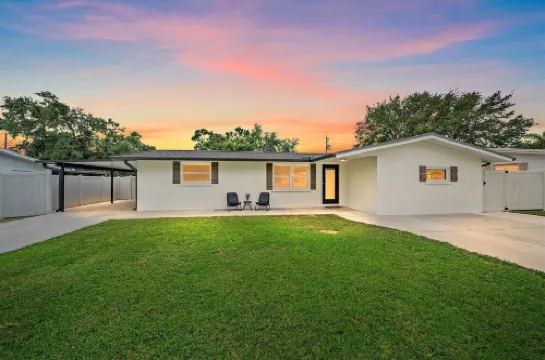 Putt 'n Plunge Paradise: 3/2 House 10 Mins to Downtown & 15 Mins to Lido Beach