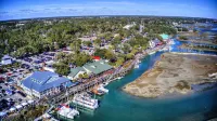 3-bed condo, 1 floor, mins from beach and Marshwalk, year round golf & fishing.