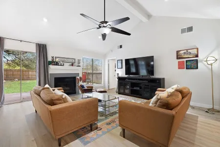 3-Bedroom House with Large Backyard and Deck, Hot Tub, Cold Plunge, Near Austin Отели в г. Сидар Парк