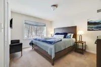 Lake House in the Summer, Ski Chalet in the Winter, Dog Friendly! - 샬레 호텔