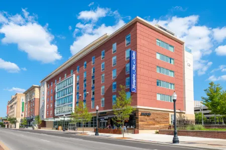 Hampton Inn & Suites Fort Wayne Downtown Отели рядом с достопримечательностью «Allen County Public Library»