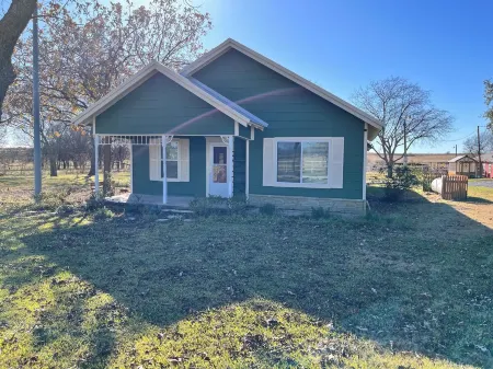 Cozy farmhouse w/pool. Central to museums, golfing, lakes, sports & shopping.