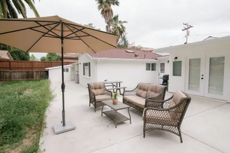 Central Thousand Oaks retreat close to shops & eats!