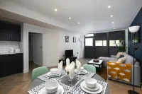 Bright Spacious Condo Free Parking 5Min to Beach