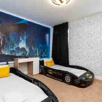 8950 Amazing 5Bd Home with Pool Rooms