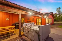 Spacious Canyon Peak Pine View Home Game Room Hot Tub Hôtels à : Comte de Coconino