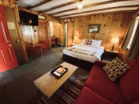 Foot of the Mountain Motel