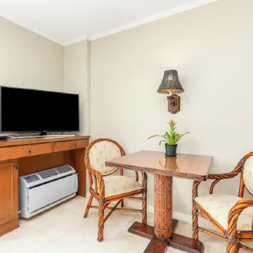 Luana Waikiki Hotel & Suites