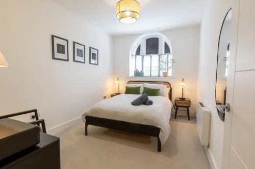 Gorgeous Two Bedroom Apartment with Free Evening Parking