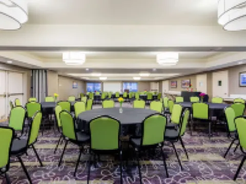 La Quinta Inn & Suites by Wyndham Oakland - Hayward Hotels in Hayward