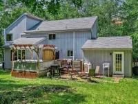 Poconos Escape w Game Room Poker Loft Fire Pit Spacious Deck Hotels in Tunkhannock Township