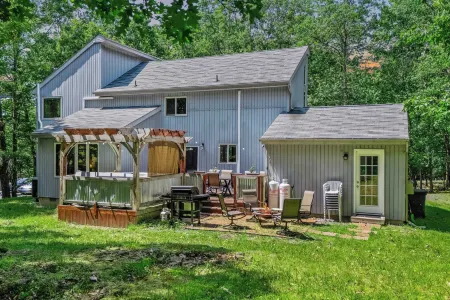 The Great Escape by AvantStay Game Room Hot Tub Отели в г. Танкханнок Тауншип