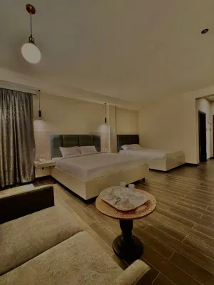 The Ivory Hotel Hotel in zona Oshwal College