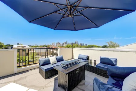 Modern Cozy Home with King Bed Отели рядом с достопримечательностью «Хьюстонский университет»