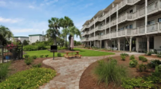 2 Minutes to the Beach & Dog Friendly - Sleeps 4