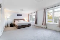 Purley House-Sleeps 8-Near Gatwick-Games Room