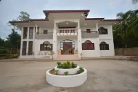 화이트 서머빌 투어리스트 인