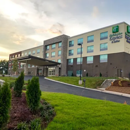 Holiday Inn Express & Suites CHARLOTTE NE - UNIVERSITY AREA by IHG Отели рядом с достопримечательностью «Торговый центр Tryon»