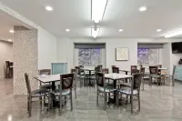 Best Western Plus Woodstock Inn  Suites - servizio colazione