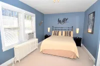 Aunt Bea's Bungalow - Pet Friendly - Hot Tub - Screen Porch - Wifi - Fenced Yard - King Bed - Town
