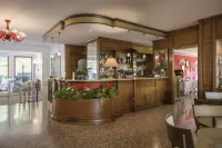 Villa Madrina Lovely and Dynamic Hotel - bar