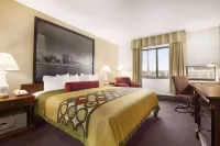 Super 8 by Wyndham Milwaukee Airport