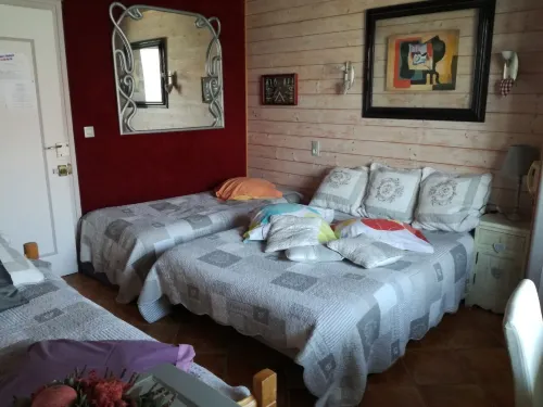 Weekend Hotel les Pieds Dans l'Eau فنادق في Viviers-Du-Lac