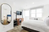 Grove Hotel