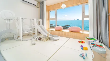 Jeju Kidsgajok Badatgahauseu Отели рядом с достопримечательностью «Yongmeori Coast»