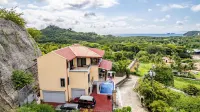 2-Bedroom Condo with Ocean View and Pool Hotel a 