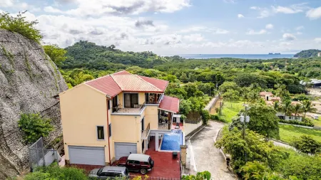 2-Bedroom Condo with Ocean View and Pool Отели в г. Плайя Фламинго