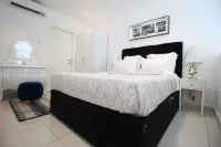 Embassy Gardens - One Bed - Beach