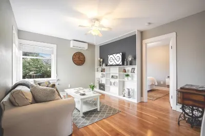 Walk to the Waterfront! the Cozy Cottage Hotel a 