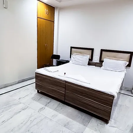 Roomshala 140 Hotel 24 & 7- Malviya Nagar Отели рядом с достопримечательностью «Индийский технологический институт в Дели»