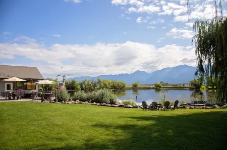 Ninepipes Lodge Отели в г. Ронан