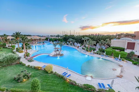 Prima Life Makadi Hotel - All Inclusive Отели рядом с достопримечательностью «Grand Waterworld Makadi : Water Slides»