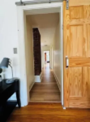 The Sanctuary: 3 Bedrooms, Easy Walking, +Parking!