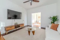 Spacious 3BDR near Harvard/5-Min Walk to Train - Davis Sq / Free Parking! Hotels in Somerville