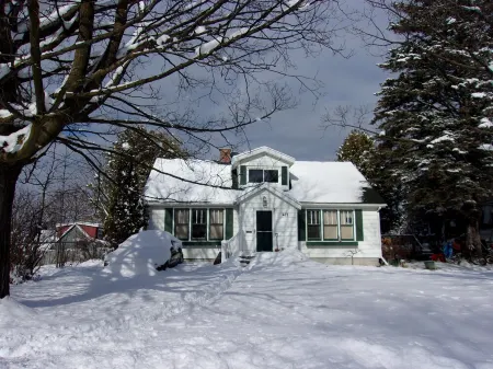 Family and Friends 4 Bedroom Newer Vacation Home Отели в г. Петоски