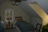 Contemporary colonial cottage, close to dwntown Rockville and metro, accessible.