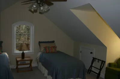 Contemporary colonial cottage, close to dwntown Rockville and metro, accessible. Hôtels à proximité de : VisArts