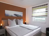 Villa Paradiso, outdoor whirlpool and sauna for exclusive use, 100m to the lake 烏特格翰酒店